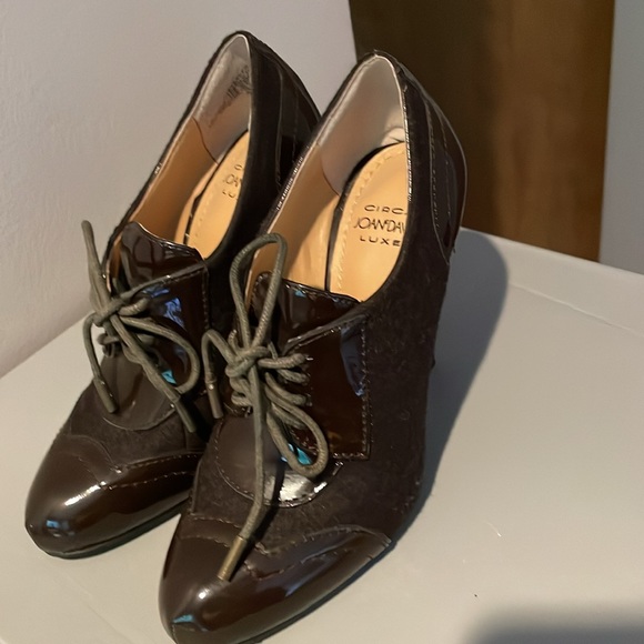 Women’s size 4, heel is 4 inches tall - Picture 6 of 7